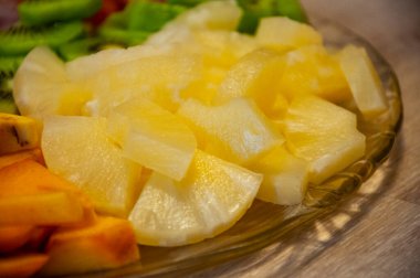 Ananasın egzotik yaz meyveleri. Egzotik vitamin salatası. Tropik salata. Ada yemeği. Lüks meyve karışımı. Tropik yiyecekler. Egzotik meyve.