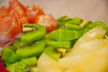 Lüks meyve karışımı. Tropik yiyecekler. Egzotik meyve. Kivinin egzotik yaz meyveleri. Egzotik vitamin salatası. Tropik salata. Ada yemekleri..