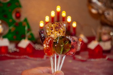 Lezzetli lolipop. Ev yapımı organik lolipop. El yapımı lezzetli lolipop. Noel şekeri. Noel için lolipop. Çubukta lolipop şekeri. Karamelli şeker dükkanı. Tatlıyı. Diş perisi. Xmas.