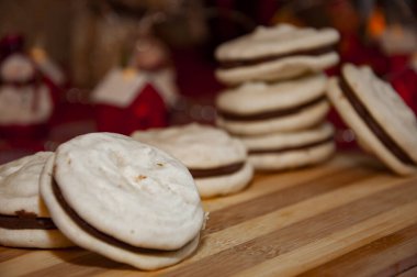 Noel için makarna tatlısı. Fransız makaronu. Makarna kurabiyesi. Tatlı Fransız kurabiyesi. Tatlıyı. Lezzetli bir Noel. Ev yapımı lezzetli kurabiye. Noel arifesinde evde ailenle. Reklam..