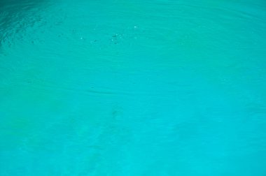 Aquamarine okyanus doğası. Turkuaz turkuaz berrak deniz suyu. Idyllic yaz tatili. Karayip Denizi. Dalgalı yüzey. Deniz suyu yüzeyi. Okyanusun dalgalı suyu. Arka bahçe havuz partileri.