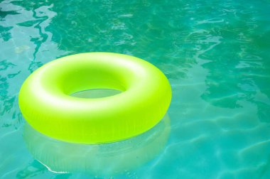 Bilardoda dinleniyorum. Yaz tatili. Eğlence için. Uzayı kopyala Yüzme havuzunda şişme halka. Yüzen parlak halka. Bilardoda eğlence. Havuz kenarında şişme halka. Yaz tatili.