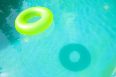 Yaz tatili. Bilardoda dinleniyorum. Yaz tatili. Eğlence konsepti. Yüzme havuzunda şişme halka. Yüzen parlak halka. Bilardoda eğlence. Havuz kenarında şişme halka. Boşluğu kopyala.