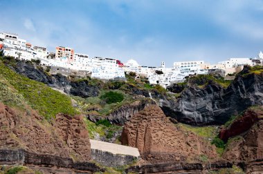 Yunanistan 'ın Santorini kentindeki dağda inşa edilmiş volkanik kayalar. Seyahat güzergahı. Santorini adası volkanik kaya manzarası. Volkanik dağlı Yunanistan. Cyclades Yunan takımadası.