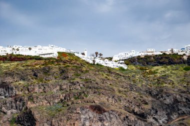 Santorini adası volkanik kaya manzarası. Volkanik dağlı Yunanistan. Cyclades Yunan takımadaları. Yunanistan 'ın Santorini kentindeki dağda inşa edilmiş volkanik kayalar. Seyahat hedefi.