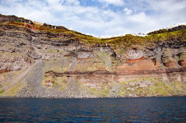 Cyclades Yunan takımadaları. Yunanistan 'ın Santorini kentindeki dağda inşa edilmiş volkanik kayalar. Seyahat güzergahı. Santorini adası volkanik kaya manzarası. Yunanistan volkanik dağıyla.