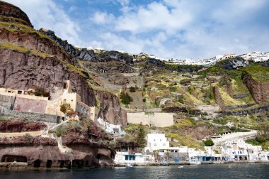 Seyahat güzergahı. Santorini adası volkanik kaya manzarası. Volkanik dağlı Yunanistan. Cyclades Yunan takımadaları. Yunanistan 'ın Santorini kentindeki dağda inşa edilmiş volkanik kayalar.