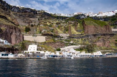 Volkanik dağlı Yunanistan. Cyclades Yunan takımadaları. Yunanistan 'ın Santorini kentindeki dağda inşa edilmiş volkanik kayalar. Seyahat güzergahı. Santorini adası volkanik kaya manzarası.
