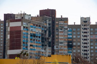 Ukrayna, Kyiv 'e savaş açan Rusya' nın füze saldırısıyla yıkılan konut binası.