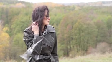 New York 'taki Central Park' ta. Sonbahar siperindeki kız. Gotik bir kadınla sonbahar manzarası rüzgarlı saçlara sahiptir. Şık bir kadın sonbahar manzarasında şarkı söyler. Sonbahar manzarası ve kız. Temiz hava soluyun..