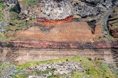 Jeolojik kaya oluşumu. Yunanistan 'da turizm ve seyahat merkezi. Jeoloji. Volkanik kaya yapısı. Erozyonlu kaya oluşumu. Kaya oluşumlu bir manzara. Doğa düzeni.