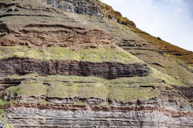 Yunanistan 'da turizm ve seyahat merkezi. Jeoloji kumtaşı. Volkanik kaya yapısı. Erozyonlu kaya oluşumu. Kaya oluşumlu bir manzara. Doğa düzeni. Jeolojik kaya oluşumu.