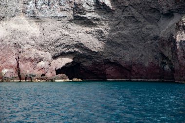 Volkanik kaya yapısı. Erozyonlu kaya oluşumu. Kaya oluşumlu bir manzara. Doğa düzeni. Jeolojik kaya oluşumu. Yunanistan 'da turizm ve seyahat merkezi. Jeoloji mağarası.