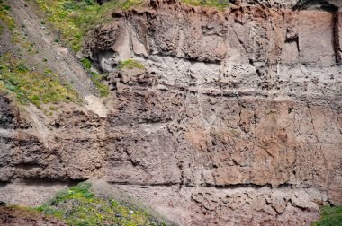 Volkanik kaya yapısı. Erozyonlu kaya oluşumu. Kaya oluşumlu bir manzara. Doğa düzeni. Jeolojik kaya oluşumu. Yunanistan 'da turizm ve seyahat merkezi. Jeoloji duvarı.