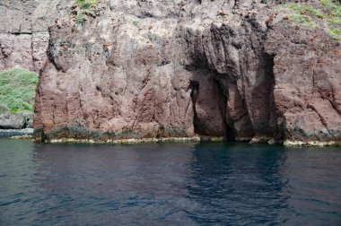Erozyonlu kaya oluşumu. Kaya oluşumlu bir manzara. Doğa düzeni. Jeolojik kaya oluşumu. Yunanistan 'da turizm ve seyahat merkezi. Jeoloji. Volkanik kaya yapısı. Nefes kesici manzaralar..