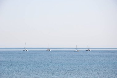 Santorini, Yunanistan - 26 Nisan 2019: Lüks katamaran yatı. Yaz tatili. Lüks seyahat ufku. Yaz tatili. Denizde katamaran yelkeni. Deniz yolculuğu. Göl 380. Katamaran denizde yelken açıyor.