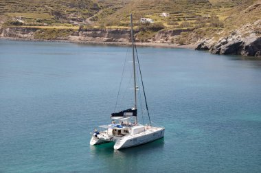 Santorini, Yunanistan - 26 Nisan 2019: Yaz tatilleri. Denizde katamaran yelkeni. Deniz yolculuğu. Göl 380. Katamaran yelkenli denizi. Lüks katamaran yatı. Yaz tatili. Lüks seyahat yaşam tarzı.