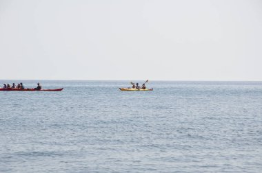 Santorini, Yunanistan - 26 Nisan 2019: Deniz kanosu veya kano sporu. Kano kürek deniz tatili. Boş zaman aktif yaşam tarzı eğlence aktivitesi dinlenme turizmi. Kano su sporu.