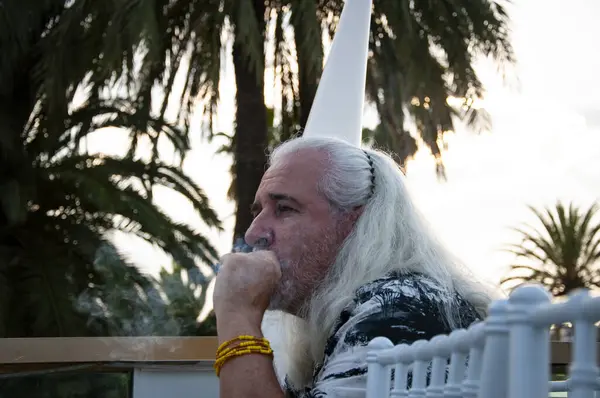 Sigara içen yakışıklı bir adamın portresi. Sigara içen bir mafya babasının portresi. Mafya patronu. Dışarıda Küba purosu içen yakışıklı adam. Lüks emeklilik. Yaz tatilinde elinde puro olan son sınıf öğrencisi..