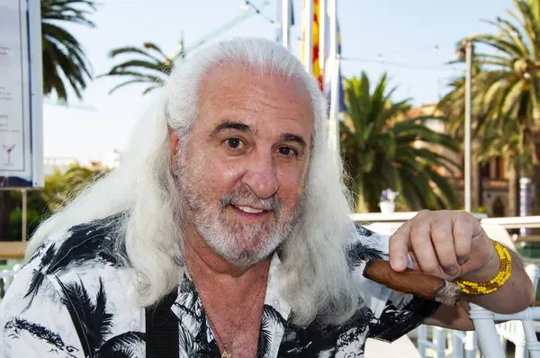 Lüks emeklilik. Yaz tatilinde elinde puro olan son sınıf öğrencisi. Elinde puro olan yakışıklı, olgun bir adamın portresi. Sigara içen yakışıklı bir adamın portresi. Sigara içen bir mafya babasının portresi. Mafya babası..