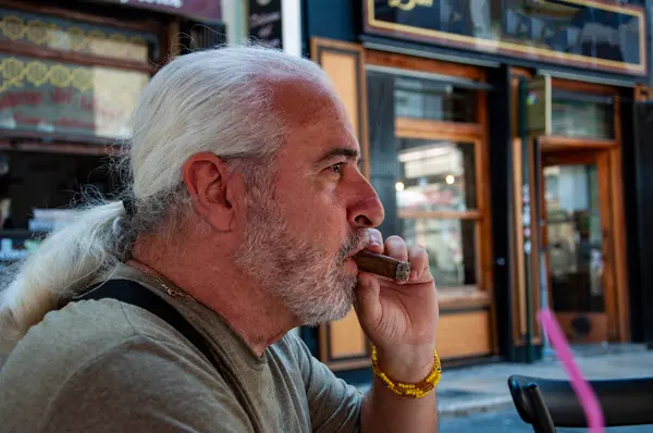 Lüks emeklilik. Yaz tatilinde elinde puro olan son sınıf öğrencisi. Elinde puro olan yakışıklı, olgun bir adamın portresi. Sigara içen yakışıklı bir adamın portresi. Sigara içen bir mafya babasının portresi. Boşluğu kopyala.