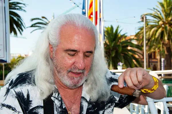 Dışarıda Küba purosu içen yakışıklı adam. Lüks emeklilik. Yaz tatilinde elinde puro olan son sınıf öğrencisi. Elinde puro olan yakışıklı, olgun bir adamın portresi. Sigara içen yakışıklı adam portresi..