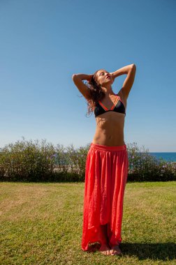 Yaz tatili. Deniz manzarası. Güneşlenen cilt bakımı. Güzellik ve güzellik merkezi. Kadın mayo giyiyordu. Tropikal adada seyahat.