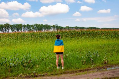 Ukrayna 'nın bağımsızlık günü. 24 Ağustos 'ta. Ukrayna bayrağı ve kadın çiftçi. Ukrayna bayrağı. Bağımsızlık Günü. Sahadaki kadın. Ekin tarlasında Ukrayna bayrağı taşıyan bir kız. Geleceğe güven.