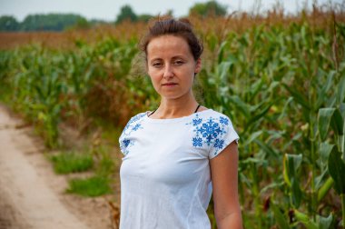 Vyshyvanka Günü. 15 Mayıs. Vyshyvanka adında Ukrayna nakışı takan bir kadın. Ukrayna ulusal kıyafetleri. Kırsal kesimde Ukraynalı bir kız, portre. Ukrayna 'nın Bağımsızlık Günü.