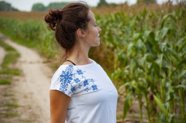 Vyshyvanka adında Ukrayna nakışı takan bir kadın. Ukrayna ulusal kıyafetleri. Kırsal kesimde Ukraynalı bir kız. Ukrayna 'nın bağımsızlık günü. Vyshyvanka Günü. 15 Mayıs. Geleneklerin yeniden canlanması.