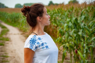 Ukrayna ulusal kıyafetleri. Kırsal kesimde Ukraynalı bir kız. Ukrayna 'nın bağımsızlık günü. Vyshyvanka Günü. 15 Mayıs. Vyshyvanka adında Ukrayna nakışı takan bir kadın. Ulusal giysi.