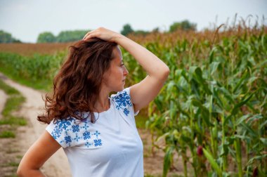 Ukrayna 'nın bağımsızlık günü. Vyshyvanka Günü. 15 Mayıs. Vyshyvanka adında Ukrayna nakışı takan bir kadın. Ukrayna ulusal kıyafetleri. Kırsal kesimde Ukraynalı bir kız. Boşluğu kopyala.