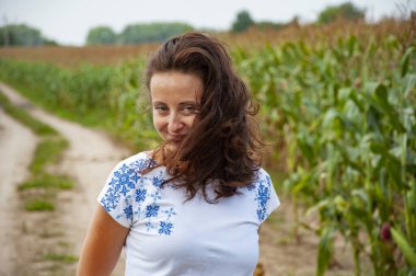 Ukrayna ulusal kıyafetleri. Kırsal kesimde Ukraynalı bir kız. Ukrayna 'nın bağımsızlık günü. Vyshyvanka Günü. 15 Mayıs. Vyshyvanka adında Ukrayna nakışı takan bir kadın. El yapımı desenler.