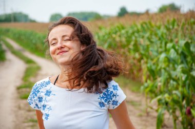 Kırsal kesimde Ukraynalı bir kız. Ukrayna 'nın bağımsızlık günü. Vyshyvanka Günü. 15 Mayıs. Vyshyvanka adında Ukrayna nakışı takan bir kadın. Ukrayna ulusal kıyafetleri. Halk sanatı.