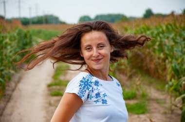 15 Mayıs. Vyshyvanka adında Ukrayna nakışı takan bir kadın. Ukrayna ulusal kıyafetleri. Kırsal kesimde Ukraynalı bir kız. Ukrayna 'nın bağımsızlık günü. Vyshyvanka Günü.