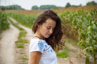 Kırsal kesimde Ukraynalı bir kız. Ukrayna Bağımsızlığı. Ulusal Ukrayna nakışları. Geleneksel Ukrayna gömleği. Vyshyvanka Günü. Kadın Ukraynalı nakış Vyshyvanka sahada. Miras gururu..