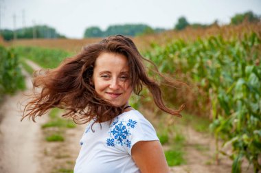 Geleneksel Ukrayna gömleği. Vyshyvanka Günü. Kadın Ukraynalı nakış Vyshyvanka sahada. Kırsal kesimde Ukraynalı bir kız. Ukrayna Bağımsızlığı. Ulusal Ukrayna nakışları. Egemen devlet.