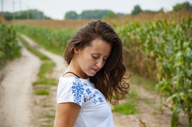 Kadın Ukraynalı nakış Vyshyvanka sahada. Kırsal kesimde Ukraynalı bir kız. Ukrayna Bağımsızlığı. Ulusal Ukrayna nakışları. Geleneksel Ukrayna gömleği. Vyshyvanka Günü. Birlik geçidi.