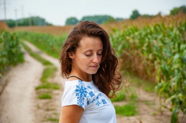 Ukrayna Bağımsızlığı. Ulusal Ukrayna nakışları. Geleneksel Ukrayna gömleği. Vyshyvanka Günü. Kadın Ukraynalı nakış Vyshyvanka sahada. Kırsal kesimde Ukraynalı bir kız. Ulusal özgürlük.