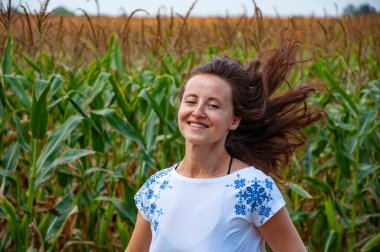 Vyshyvanka Günü. Kadın Ukraynalı nakış Vyshyvanka sahada. Kırsal kesimde Ukraynalı bir kız. Ukrayna Bağımsızlığı. Ulusal Ukrayna nakışları. Geleneksel Ukrayna gömleği. Nesil bilgeliği.
