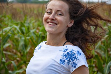 Kırsal kesimde Ukraynalı bir kız. Ukrayna Bağımsızlığı. Ulusal Ukrayna nakışları. Geleneksel Ukrayna gömleği. Vyshyvanka Günü. Kadın Ukraynalı nakış Vyshyvanka sahada. Yaşayan Miras.