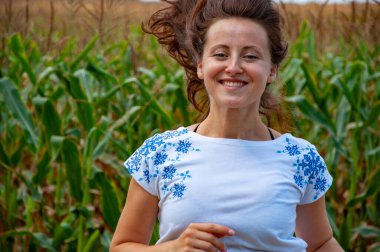 Kadın Ukraynalı nakış Vyshyvanka sahada. Kırsal kesimde Ukraynalı bir kız. Ukrayna Bağımsızlığı. Ulusal Ukrayna nakışları. Geleneksel Ukrayna gömleği. Vyshyvanka Günü. Zengin halk bilimi.