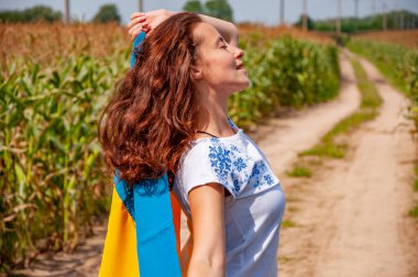Ulusal vatansever kız. Bağımsızlık Günü. Vatanseverlik sembolü. Vatanseverlik. Ukrayna bayrağı anma günü veya 24 Ağustos. Tarlada dans eden Ukrayna bayrağı. Ukrayna bayrağı. Tarım tarımı.