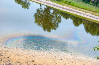 Doğa ve ekoloji. Çevre kirliliği. Kirli bir çevre. Su arıtma hatası. Endüstriyel atık boşaltımı. Kimyasal atık. Yağ ve benzin lekeleri. Su üzerinde benzin lekeleri olan göl..