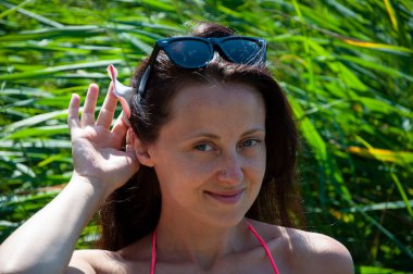 Yazın egzotik tatil. Amber çiçekli Hawaii kızı. Saçında çiçek olan kadın portresi. Hawaii gezisi. Yaz tatili. Tropik doğa güzelliği. Doğa ve kadınlık. Açık havada portre.