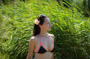 Saçında çiçek olan kadın portresi. Hawaii gezisi. Yaz tatili. Tropik doğa güzelliği. Doğa ve kadınlık. Yazın egzotik tatil. Amber çiçekli Hawaii kızı. Egzotik tatil.