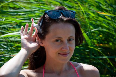 Ada kızı. Doğa ve kadınlık. Yazın egzotik tatil. Amber çiçekli Hawaii kızı. Saçında çiçek olan kadın portresi. Hawaii gezisi. Yaz tatili. Tropikal doğa güzelliği.