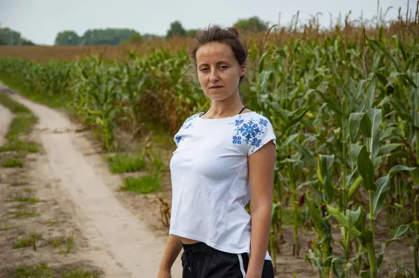 Ukrayna 'nın bağımsızlık günü. Vyshyvanka Günü. 15 Mayıs. Vyshyvanka adında Ukrayna nakışı takan bir kadın. Ukrayna ulusal kıyafetleri. Kırsal kesimde Ukraynalı bir kız. Anayasa Günü.
