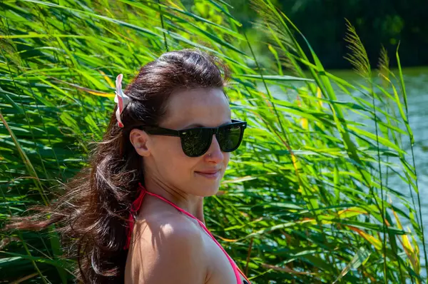 Tropik doğa güzelliği. Doğa ve kadınlık. Yazın egzotik tatil. Amber çiçekli Hawaii kızı. Saçında çiçek olan kadın portresi. Hawaii gezisi. Yaz tatili. Hawaii 'ye git..