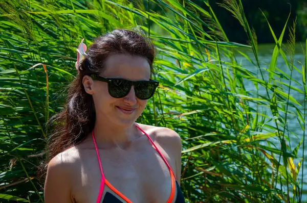 Yazın egzotik tatil. Amber çiçekli Hawaii kızı. Saçında çiçek olan kadın portresi. Hawaii gezisi. Yaz tatili. Tropik doğa güzelliği. Doğa ve kadınlık. Reklam..